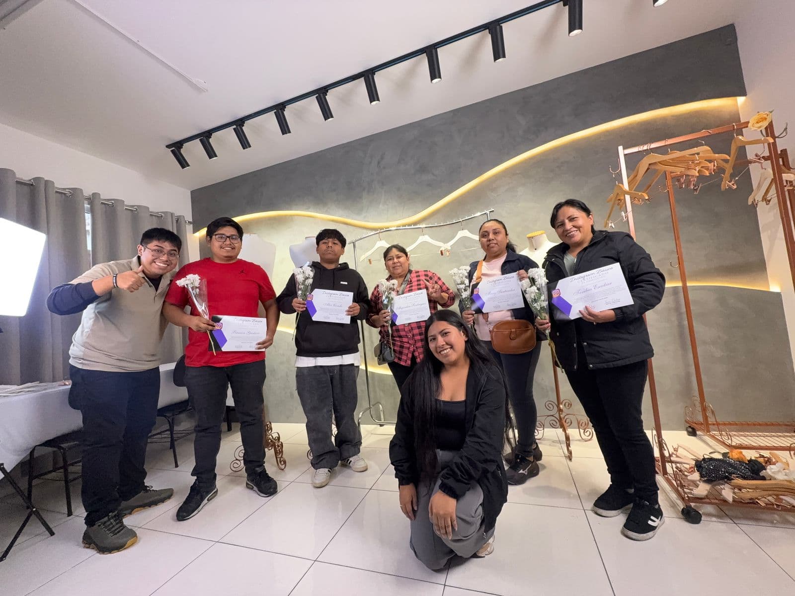 Bastidores e treinamentos do Grupo Ecom — turma formada e equipe no estúdio